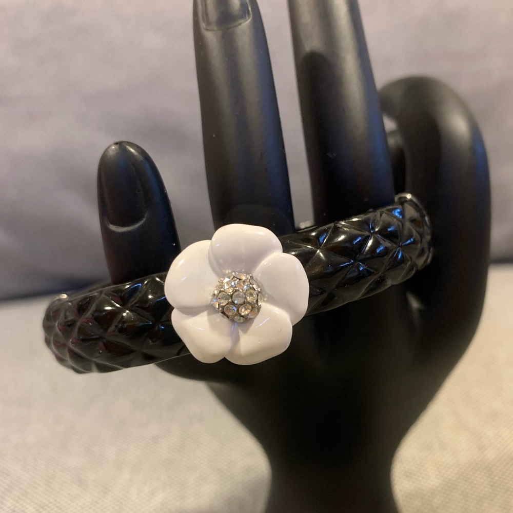 Beautiful Black & White Textured Hinged Bracelet w/White Enamel Flower w/Stones